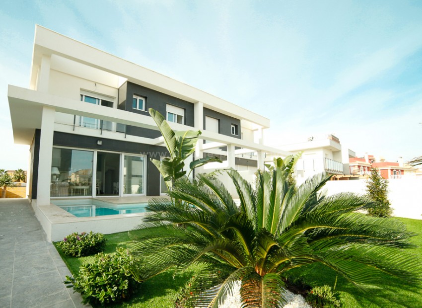 Bungalow/rekkehus i Gran Alacant på 90 m2, fordelt på 2 etasjer. Nær strand, flyplass og Alicante by. 3 soverom.