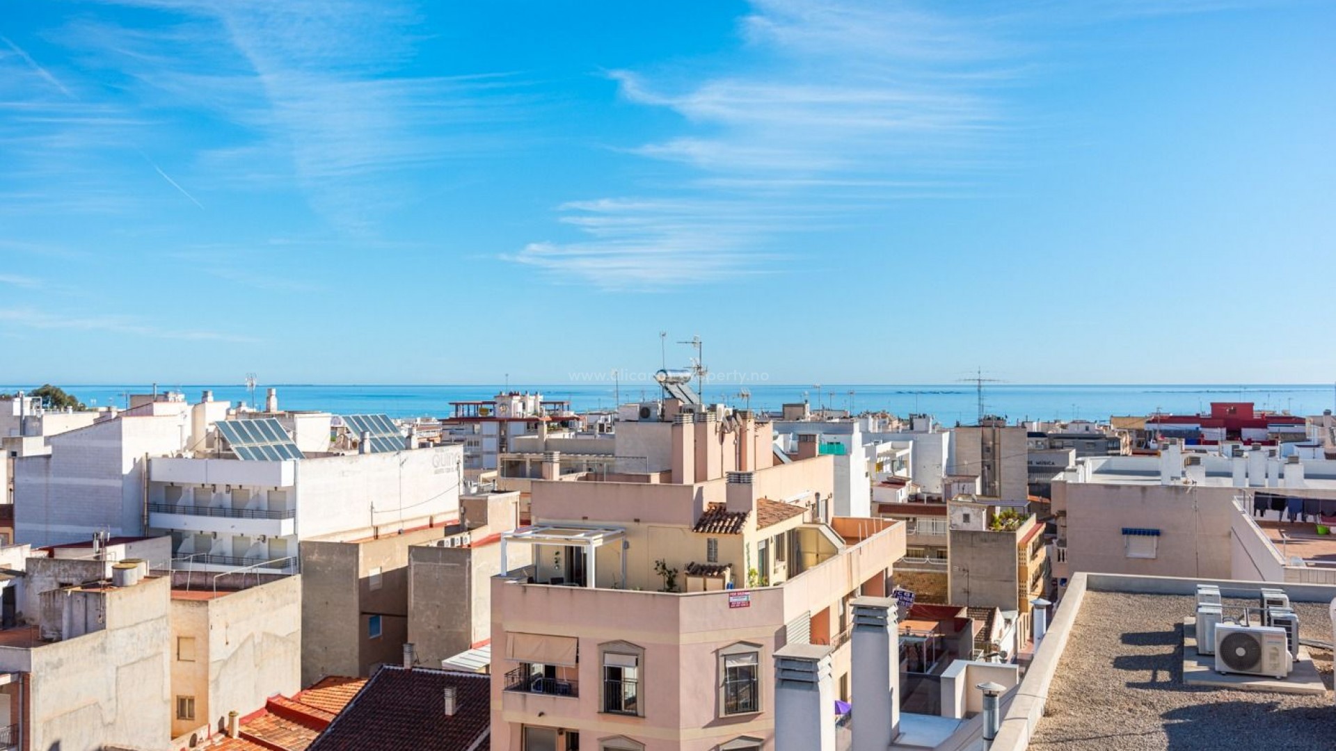 12 homes in the heart of Guardamar del Segura, 2 and 3 bedrooms and 2 bathrooms, terrace, solarium. Less than 500 meters from the beach