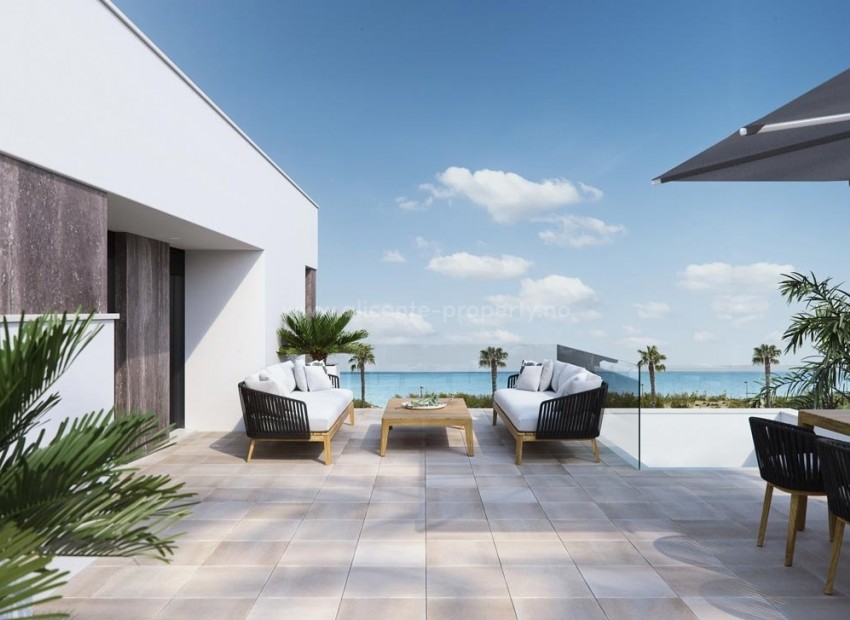 2 luxury villas in Torre de La Horadada with sea views, 3/4 bedrooms, 3 bathrooms, private gardens with swimming pool