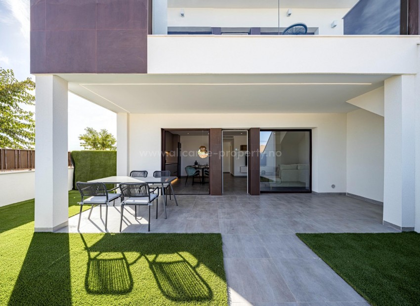 22 modern bungalow apartments in Pilar de La Horadada, 2 bedrooms, 2 bathrooms, large garden ground floor, terrace/solarium on the top floor, communal pool
