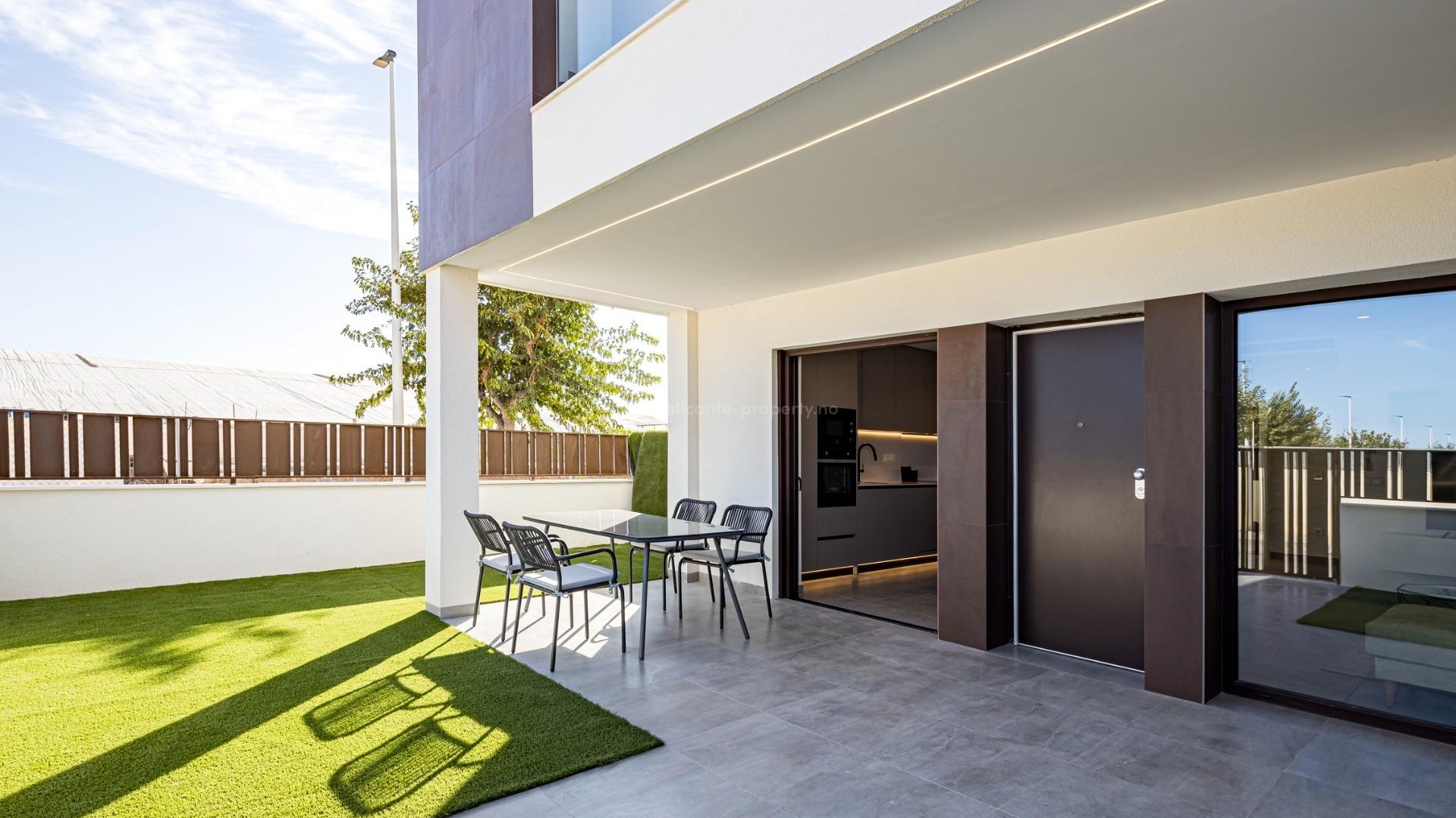 22 modern bungalow apartments in Pilar de La Horadada, 2 bedrooms, 2 bathrooms, large garden ground floor, terrace/solarium on the top floor, communal pool