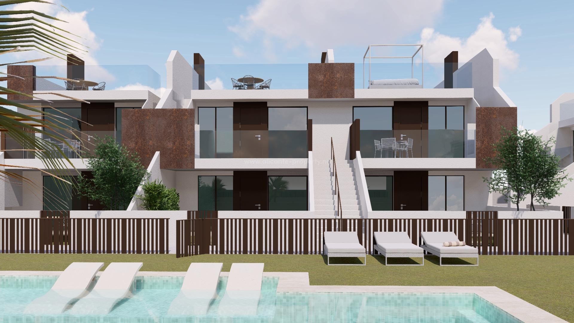 22 moderne bungalows-leiligheter i Pilar de La Horadada, 2 soverom, 2 bad, stor hage første etasje, terrasse/solarium i øverste etasje, felles basseng
