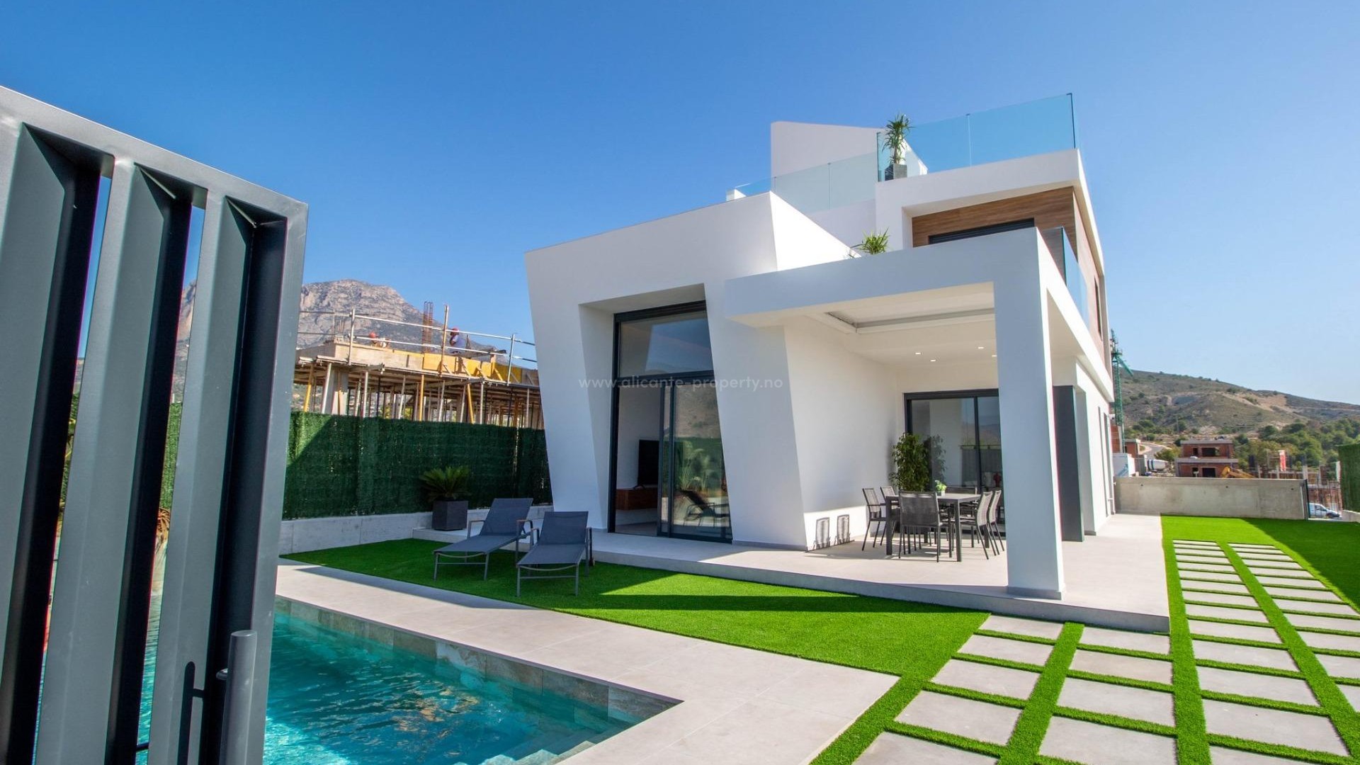 22 villaer/hus i Finestrat ved Puig Campana Golf (1 min.), 3 soverom, 3 bad, terrasse, solarium, privat hage med svømmebasseng og parkeringsplass.