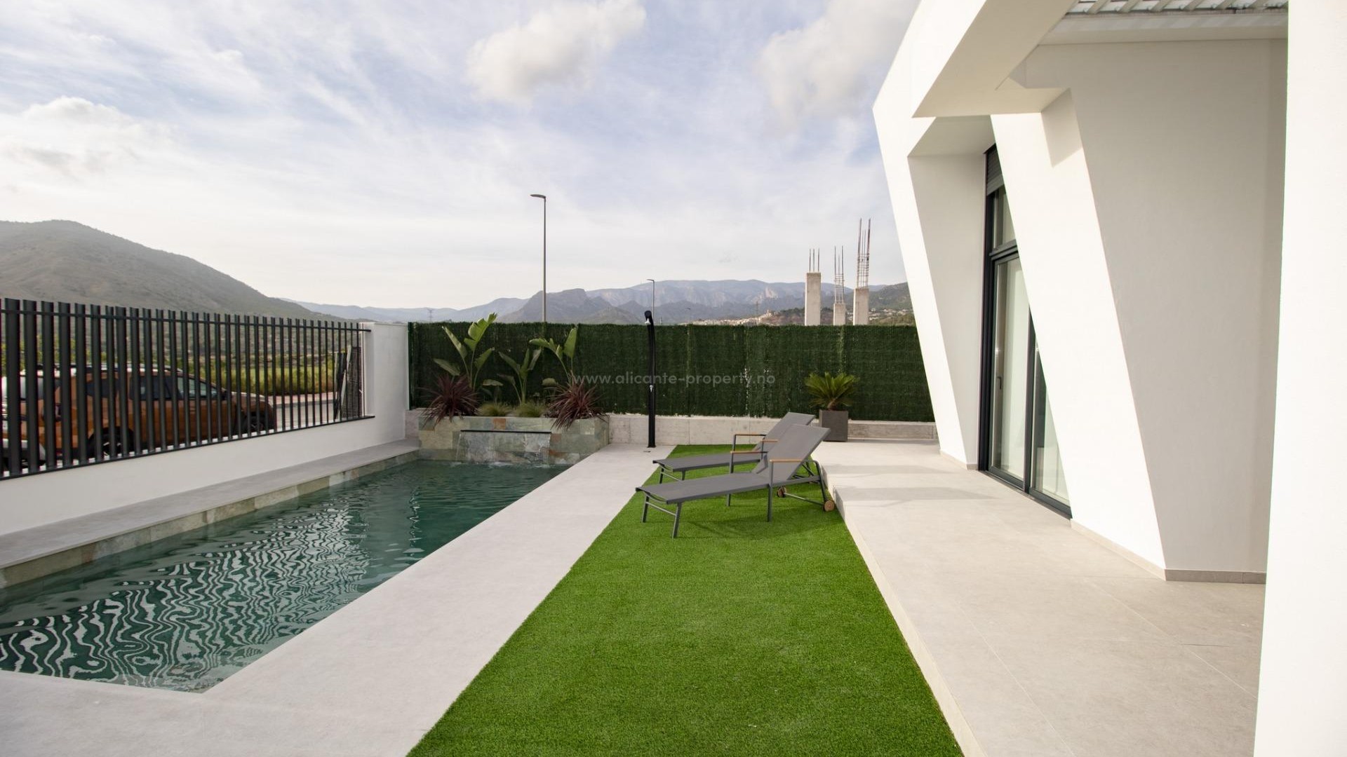 22 villaer/hus i Finestrat ved Puig Campana Golf (1 min.), 3 soverom, 3 bad, terrasse, solarium, privat hage med svømmebasseng og parkeringsplass.
