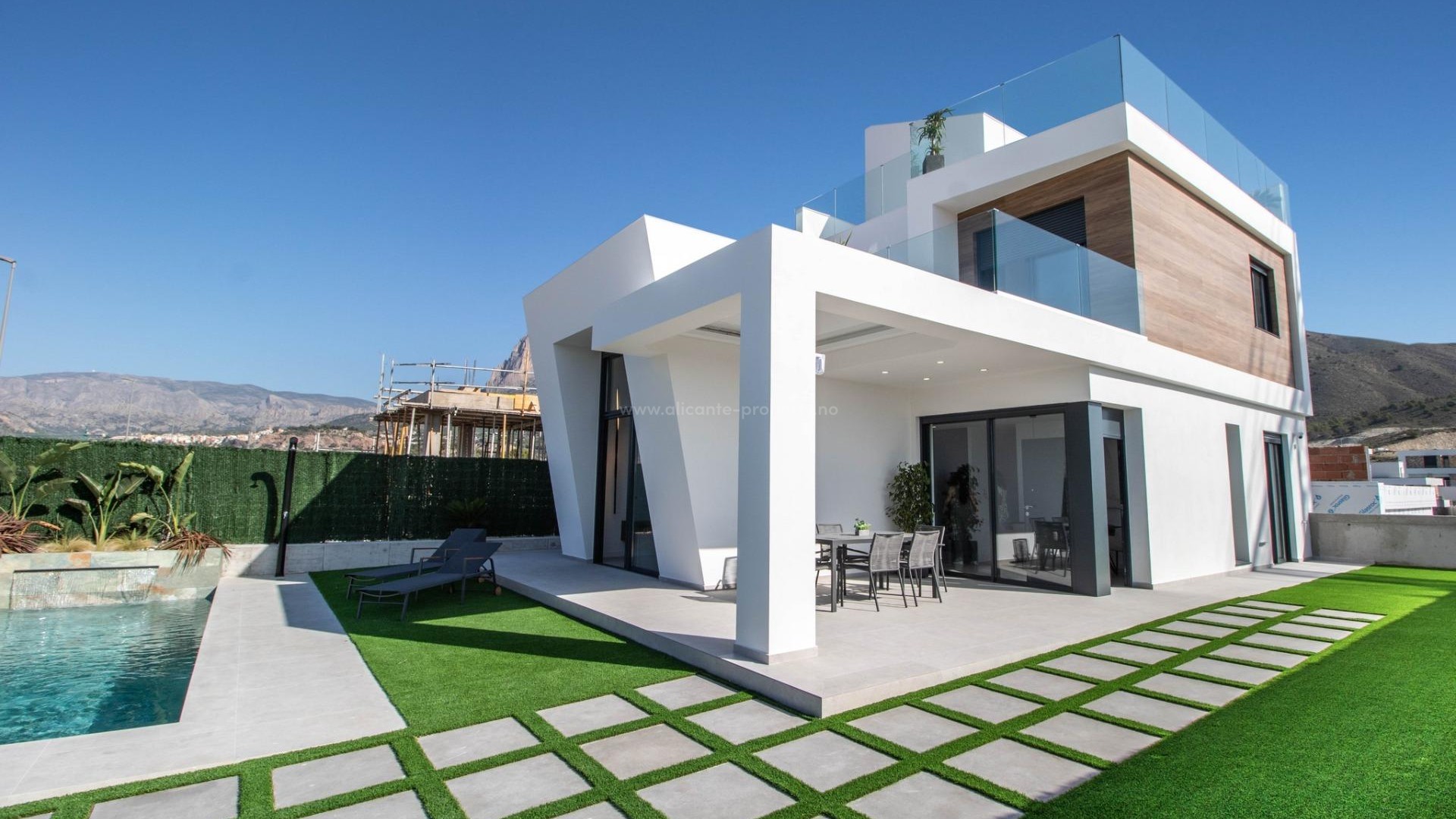 22 villas/houses in Finestrat by Puig Campana Golf (1 min.), 3 bedrooms, 3 bathrooms, terrace, solarium, private garden with swimming pool and parking space.