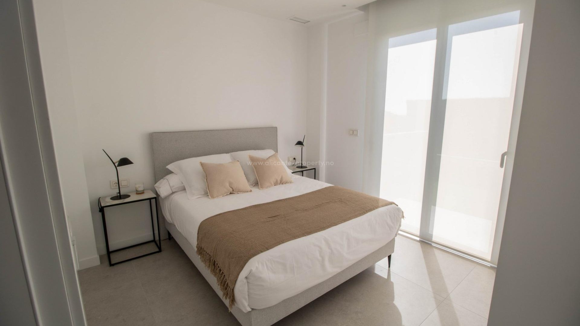22 villas/houses in Finestrat by Puig Campana Golf (1 min.), 3 bedrooms, 3 bathrooms, terrace, solarium, private garden with swimming pool and parking space.