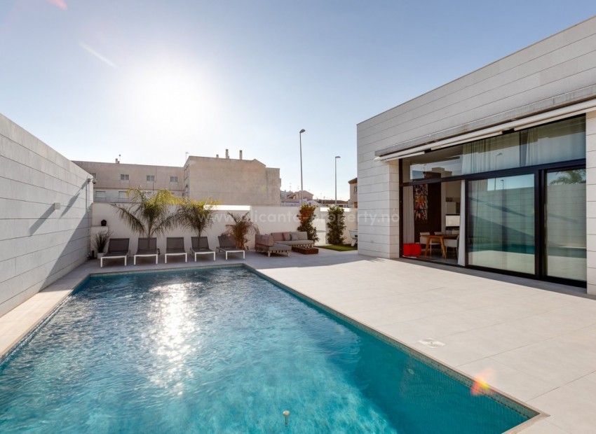 6 detached villas/houses in Pilar de la Horadada, on one level, 3 bedrooms, 2 bathrooms, possible for pool and solarium, only 2 km from beaches.