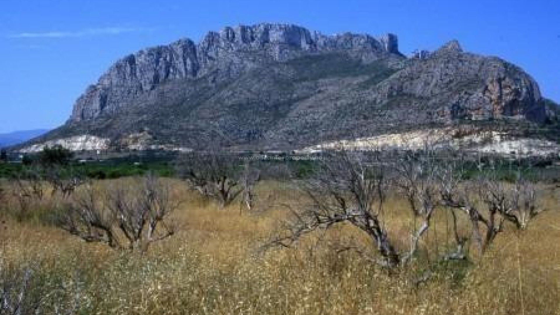 65 modern apartments and townhouses in El Vergel near Denia, 2/3 bedrooms, pool, gym, close to La Almadraba beach in Denia.