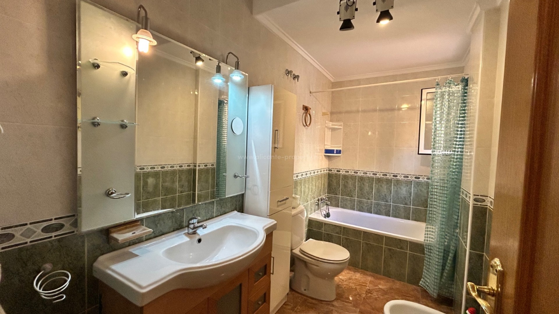 Apartamento / piso en pueblo