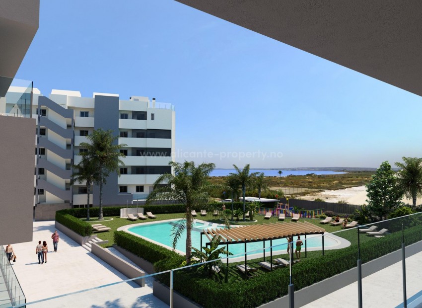 Apartment complex in Santa Pola, 2/3 bedrooms, 2 full bathrooms, communal pool with beach access, terrace and parking space. Some apartments with views.