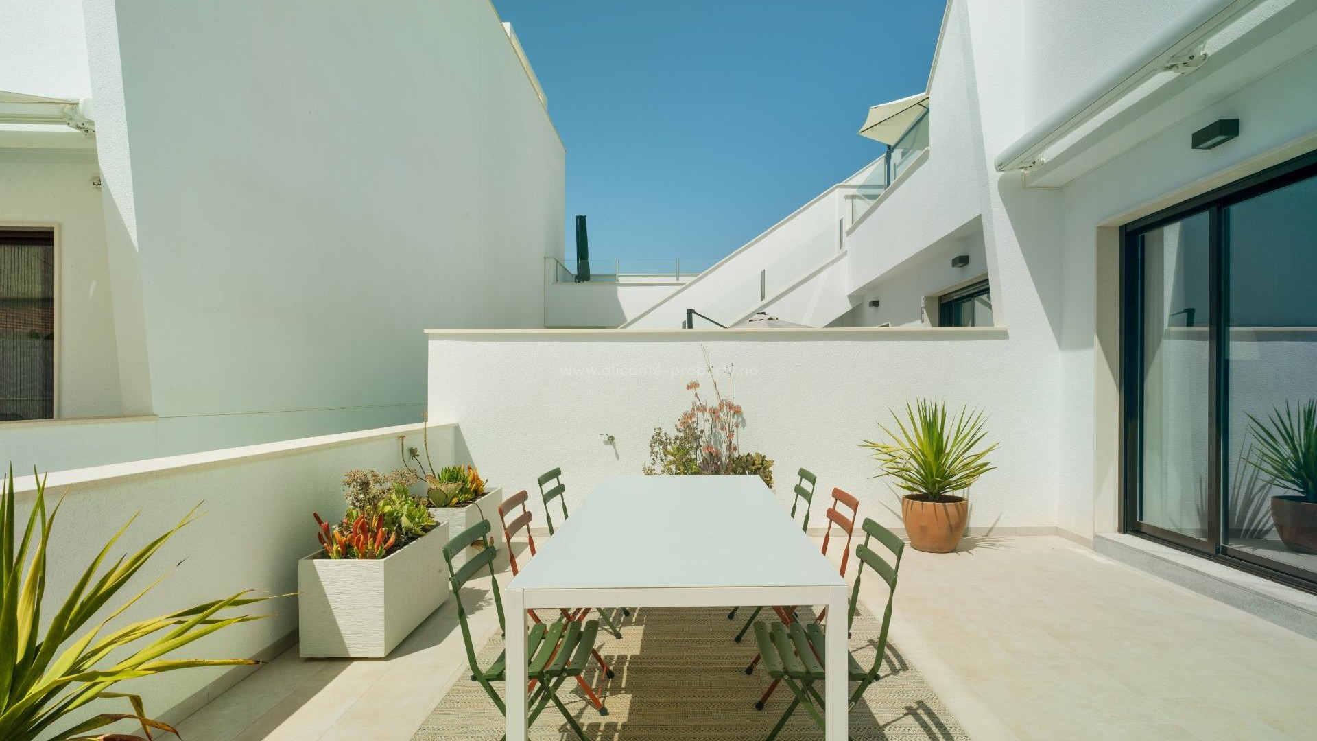 Apartments and bungalows in Pilar de La Horadada. Alicante, 2/3 bedrooms, 2 bathrooms, Bathrooms with underfloor heating. Installation of air conditioning, pool terrace