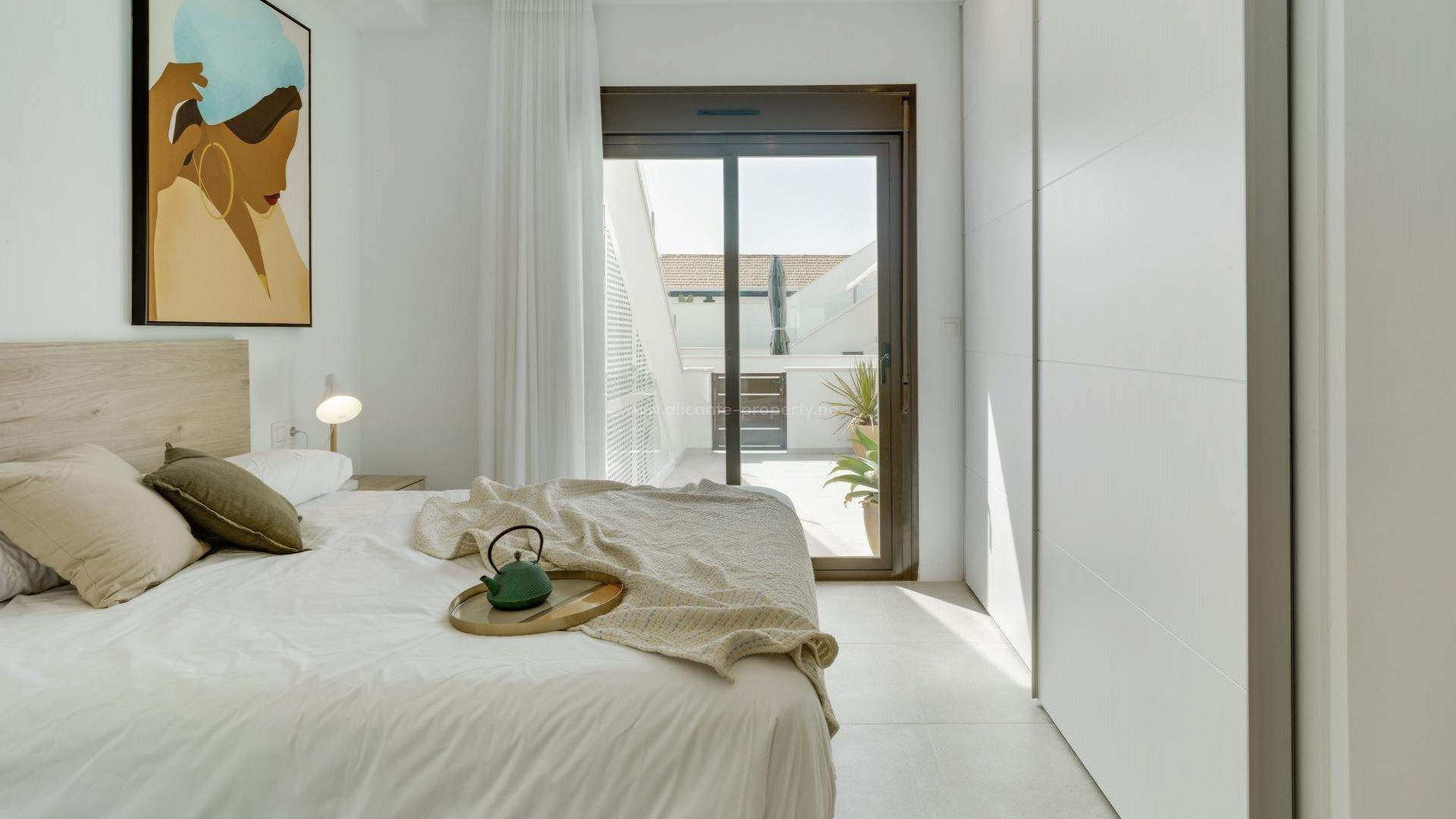 Apartments and bungalows in Pilar de La Horadada. Alicante, 2/3 bedrooms, 2 bathrooms, Bathrooms with underfloor heating. Installation of air conditioning, pool terrace