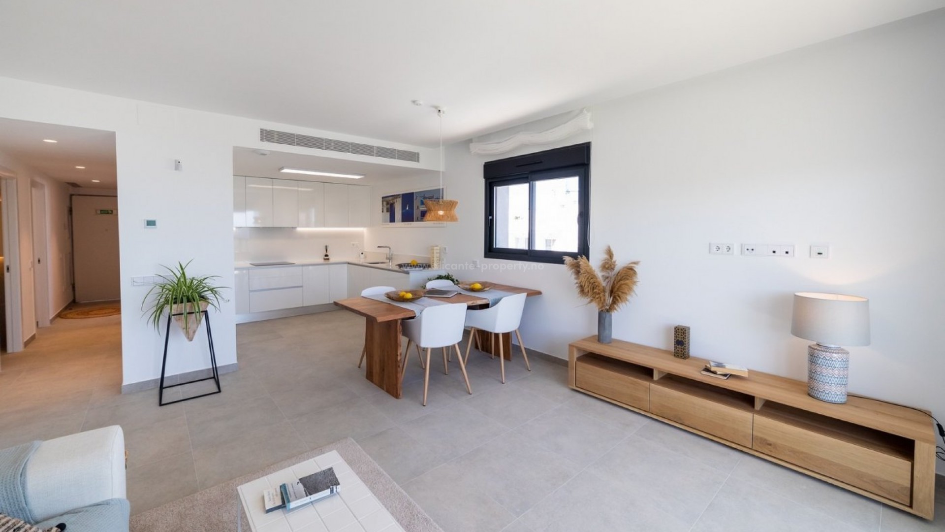 Apartments/flats in Gran Alacant/Santa Pola with 2/3 bedrooms and 2 bathrooms, sea view and short distance to Carabassi beach. Communal pools and nice gardens.