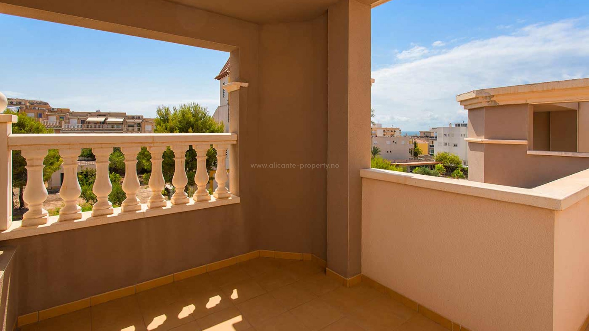 Apartments/flats in Santa Pola, 3 and 2 bedrooms, 2 bathrooms, 150m from the beach, nice view of the bay. Shared pool, card for restaurants, shops, cafes, cinema etc