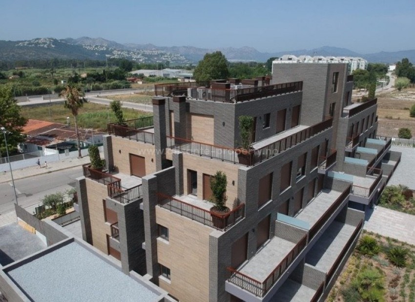 Apartments near Denia, choice of 1 bedroom to 3 bedroom apartments, 400 meters from Les Deveses beach in Denia, great communal garden and pool