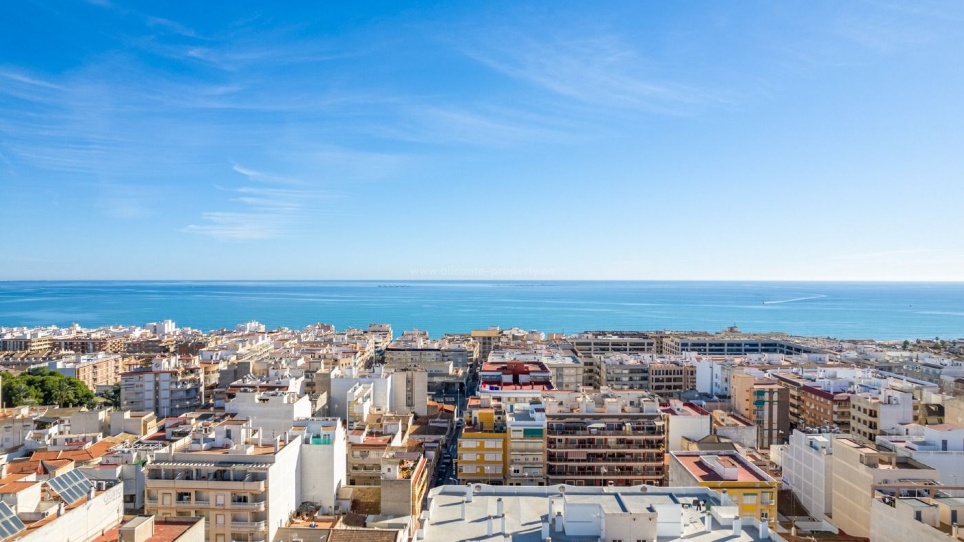 Apartments near the beach in Guardamar de Segura, 2/3 bedrooms, 2 bathrooms, large terraces, all with private solarium and storage room, underground parking