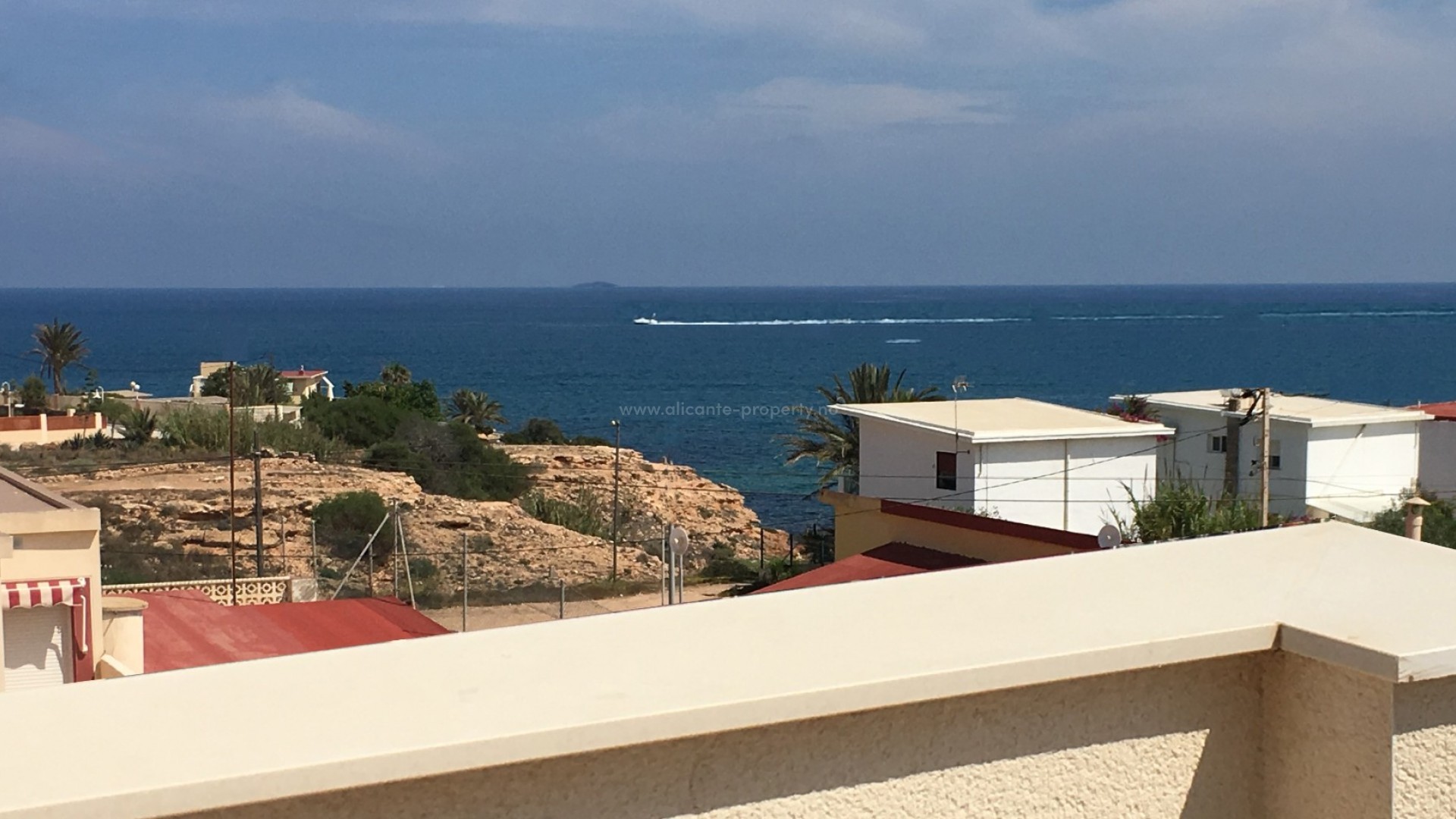 Beautiful villas for sale with sea view, 3 bedrooms, 3 bathrooms, several terraces/solarium, garden with private pool, large basement of 67 m2, 2 min walk to beach