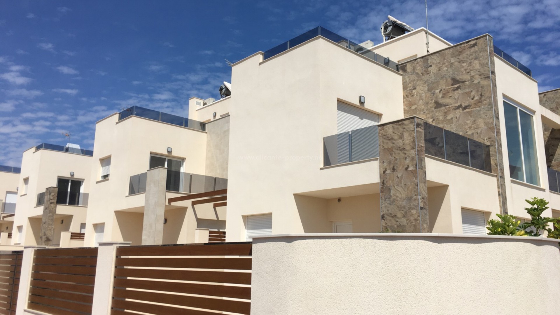 Beautiful villas for sale with sea view, 3 bedrooms, 3 bathrooms, several terraces/solarium, garden with private pool, large basement of 67 m2, 2 min walk to beach
