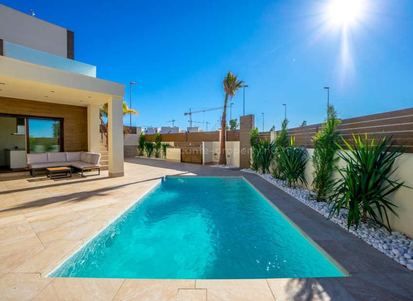 Beautiful villas/houses in Atalayas, Rojales, 3 double bedrooms and 3 bathrooms, beautiful private pool. The houses have an optional solarium and an optional basement.