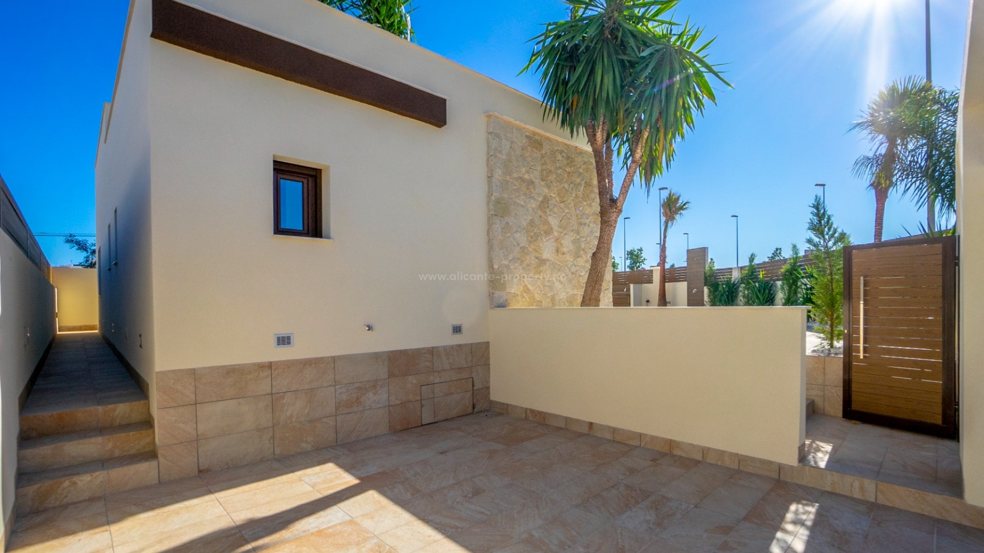 Beautiful villas/houses in Atalayas, Rojales, 3 double bedrooms and 3 bathrooms, beautiful private pool. The houses have an optional solarium and an optional basement.