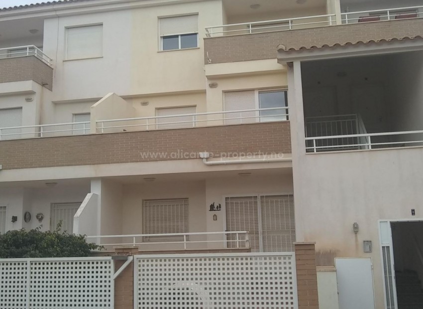 Billig/rimelig leilighet i Spania - equity release bolig i San Cayetano, 50% rabatt, 3 soverom, 2 bad, 2 terrasser og hage, felles basseng og tennisbane
