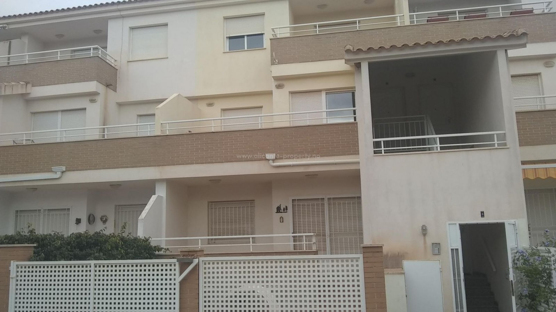 Billig/rimelig leilighet i Spania - equity release bolig i San Cayetano, 50% rabatt, 3 soverom, 2 bad, 2 terrasser og hage, felles basseng og tennisbane