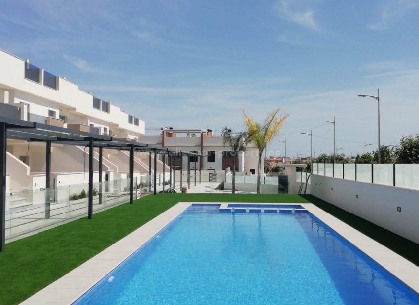 Brand new bungalow apartments in Pilar de La Horadada, 2 bedrooms, 2 bathrooms, terrace, private garden or top floor with private solarium, shared pool