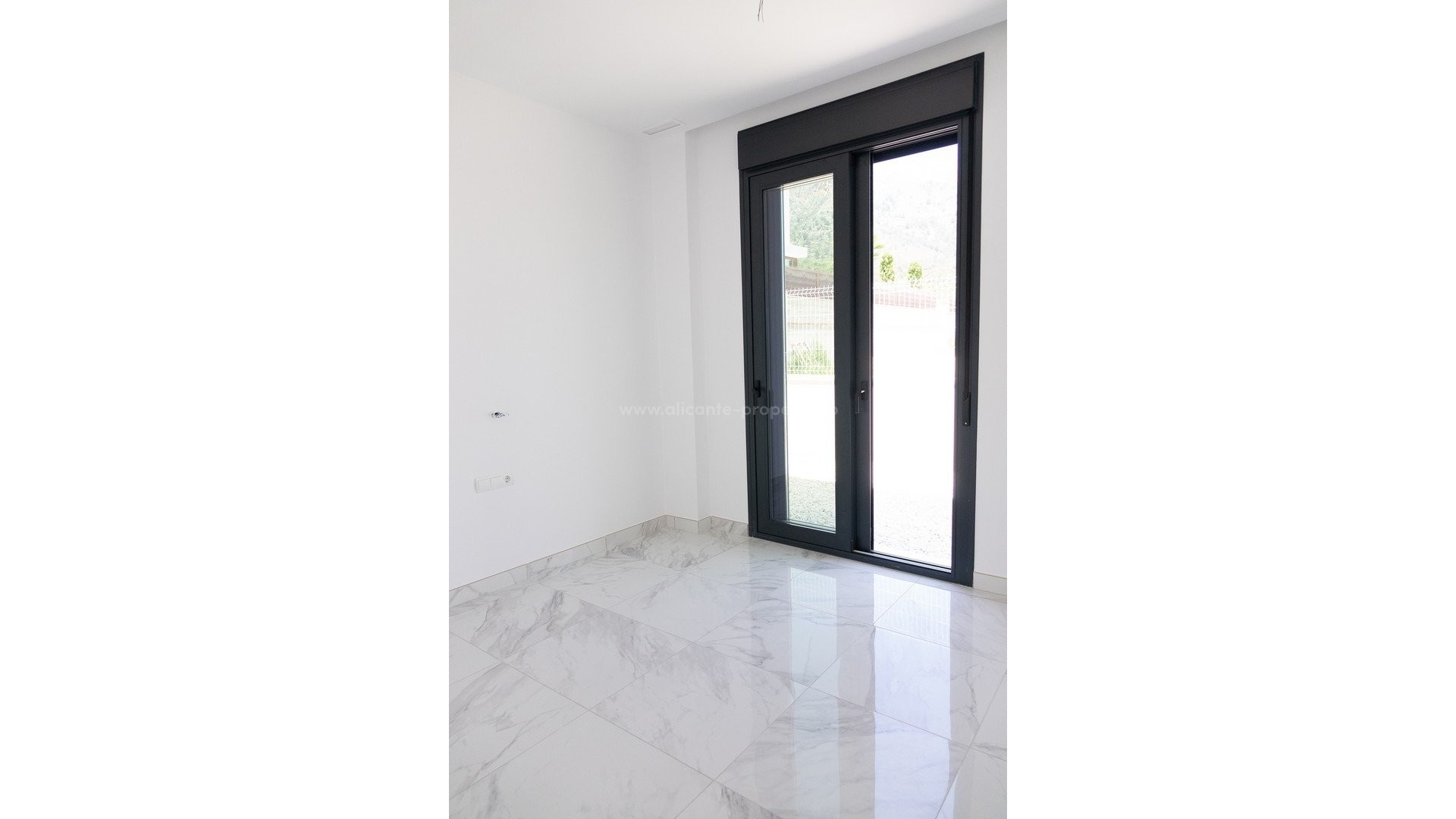 Brand new house in Polop, one floor, 3 bedrooms, 2 bathrooms and large terrace, garden w/pool and solarium, minimum plot of 400 m2, parking space
