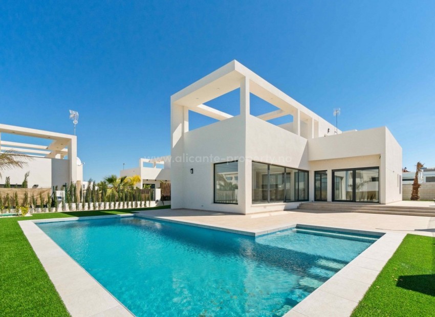 Brand new houses/villas in Benijofar, 3 bedrooms, 3 bathrooms, fully landscaped garden with private swimming pool and with a large solarium on the roof with beautiful views