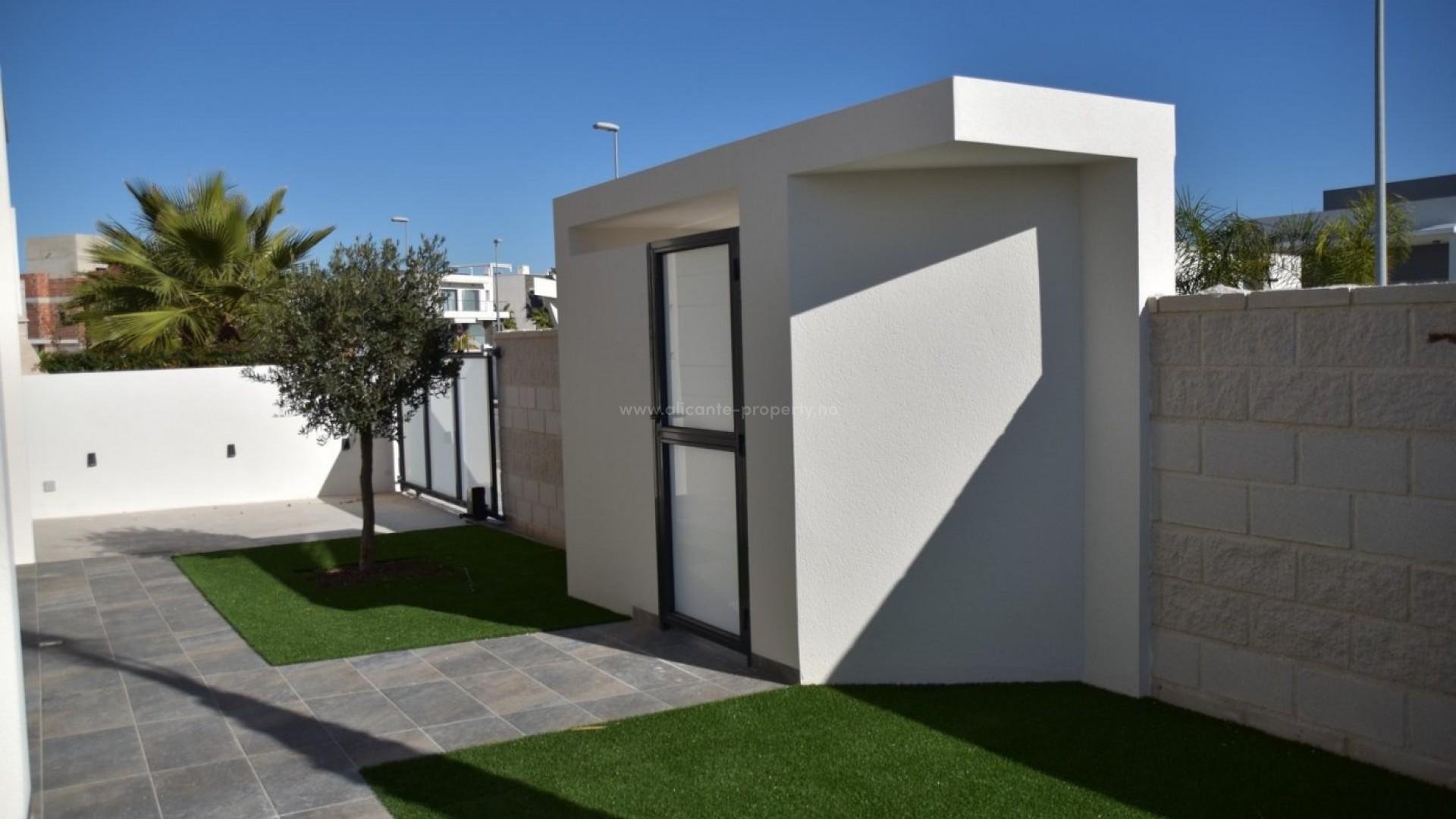 Brand new houses/villas in Benijofar, 3 bedrooms, 3 bathrooms, fully landscaped garden with private swimming pool and with a large solarium on the roof with beautiful views