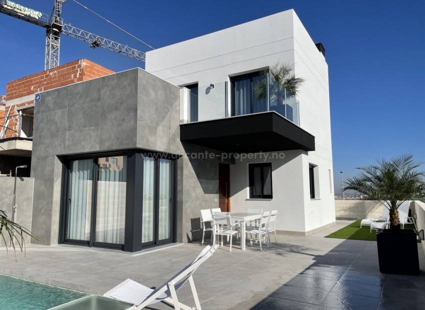 Brand new houses/villas in Los Altos de Torrevieja, 3 bedrooms (one with walk-in wardrobe), 2 bathrooms, guest toilet, pool, large terrace and solarium