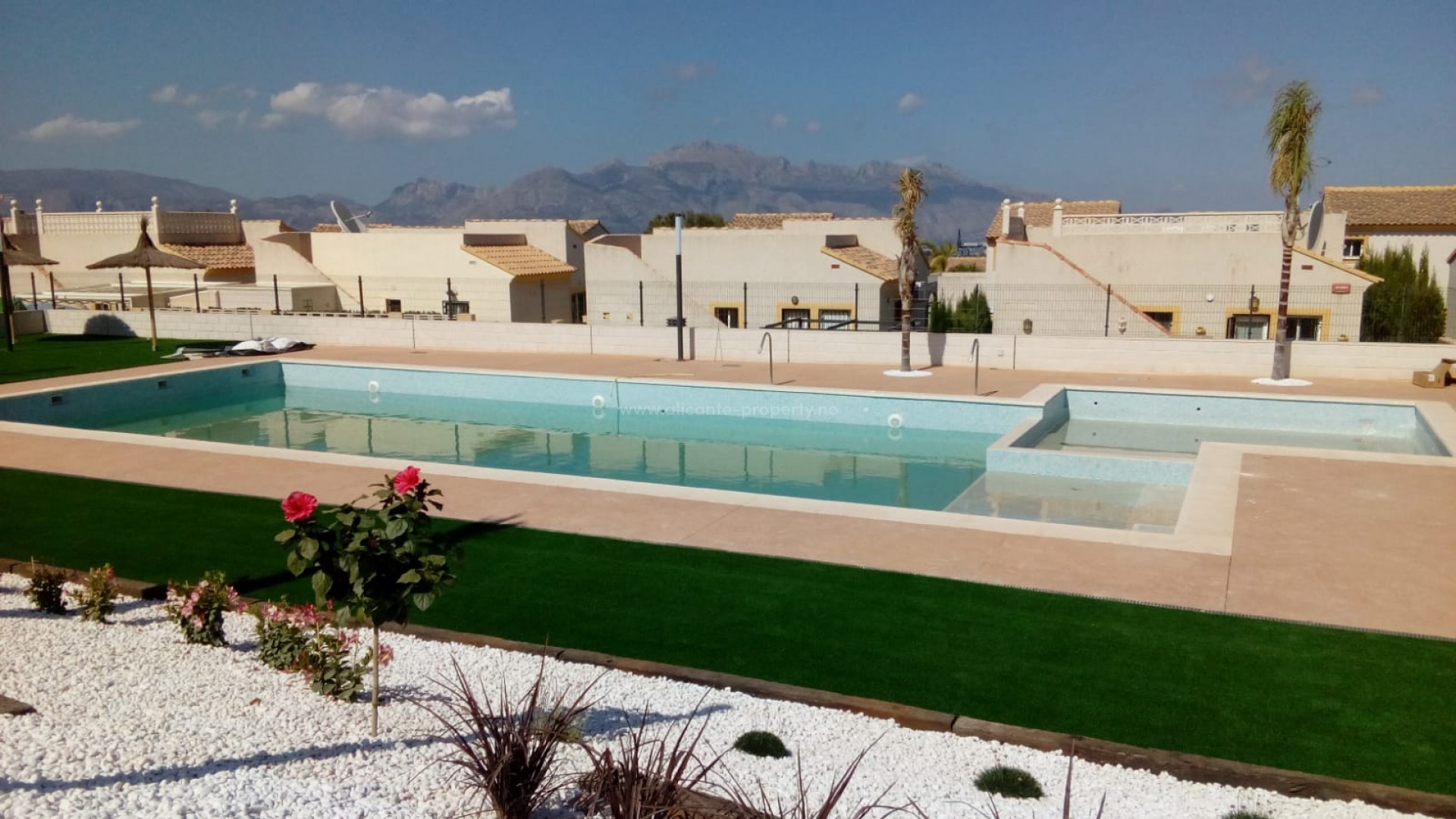 Bungalow in Polop. 2 bedrooms, 2 bathrooms. 5 min. to Benidorm and beach, terraces, views of the Mediterranean, fantastic garden, or upstairs with a solarium.