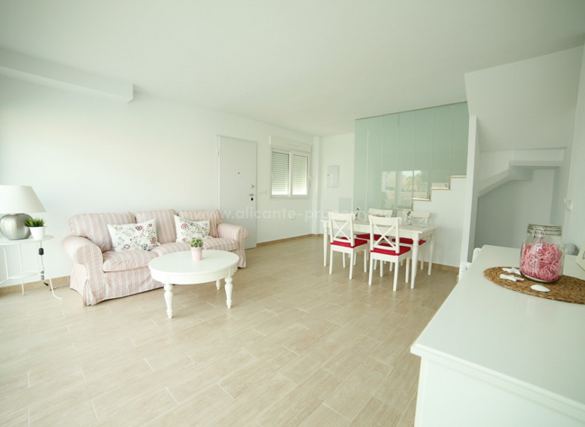 Bungalow/rekkehus i Gran Alacant på 90 m2, fordelt på 2 etasjer. Nær strand, flyplass og Alicante by. 3 soverom.