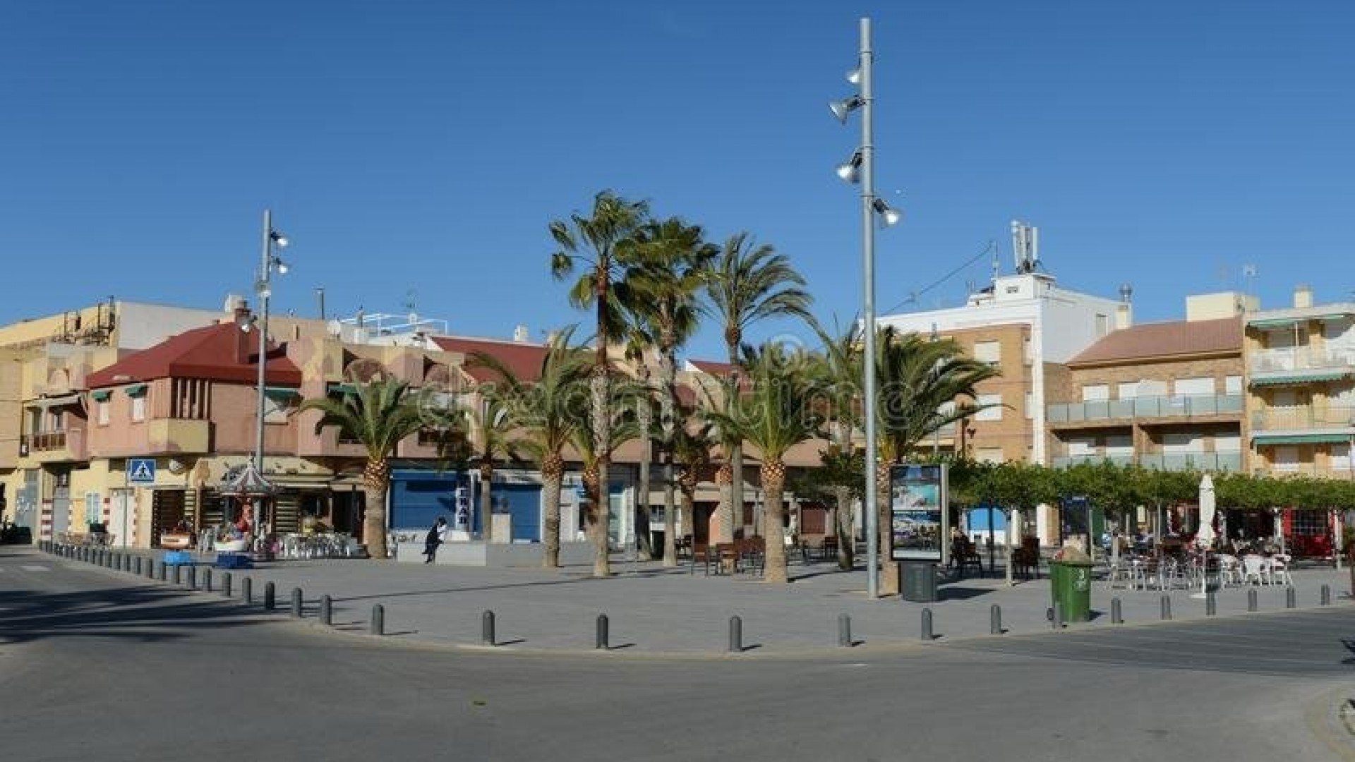 Bungalows/apartments in Torre de La Horadada, 300m from the beach, 2/3 bedrooms, 2 bathrooms, ground floor with private garden, top floor with private solarium