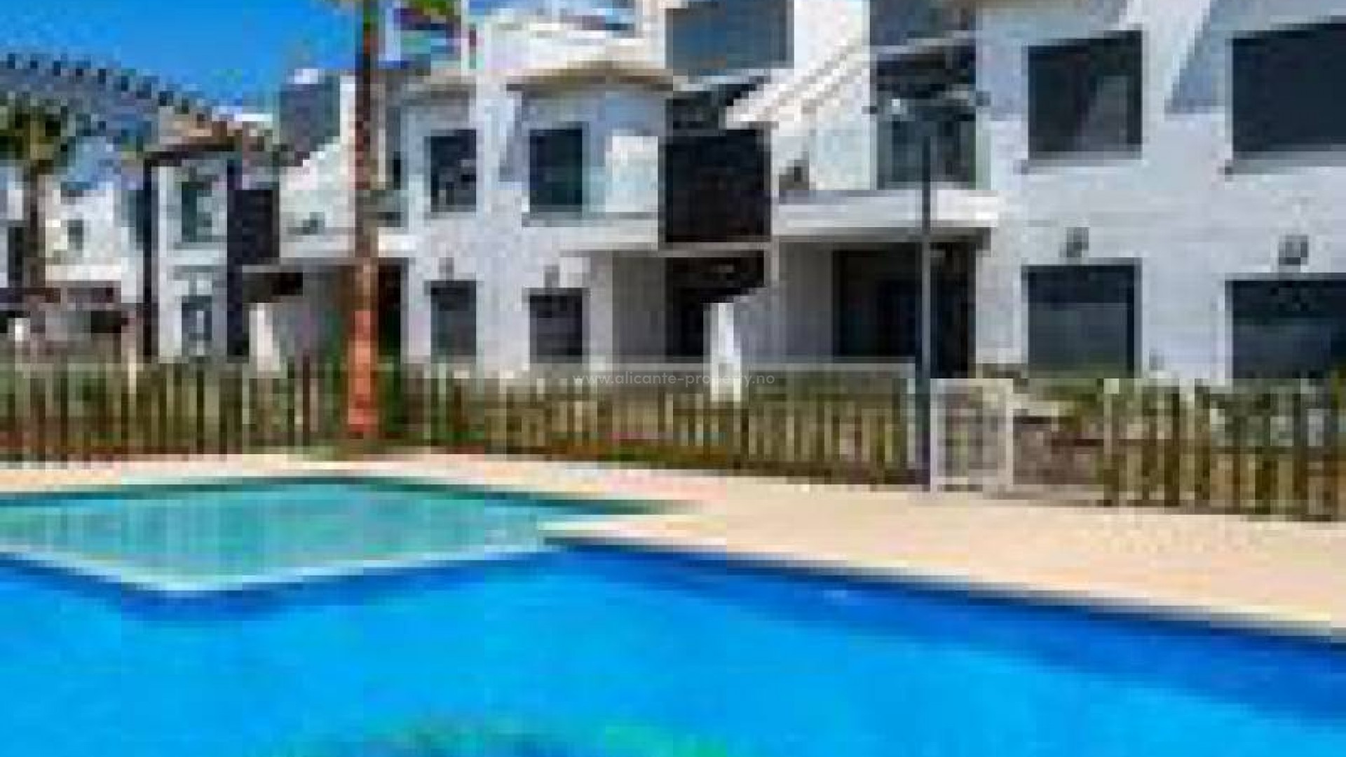 Bungalows available in NEW RESORT in Pilar de la Horadada with 2 bedrooms, 2 bathrooms and a shared pool. Furniture and white goods included.