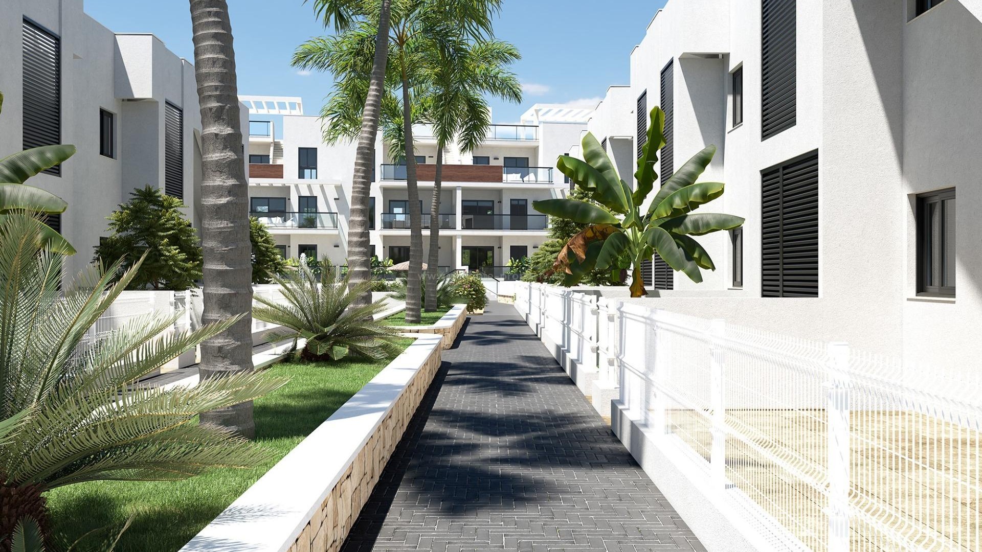 Bungalows/leiligheter i Torre de La Horadada, 300m fra strand, 2/3 soverom, 2 bad, første etasje med privat hage, toppetasjen med privat solarium