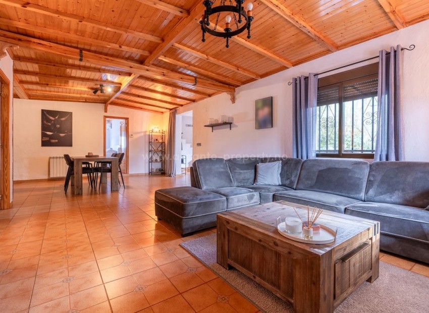 Casa de campo en Hondón de las Nieves Centro