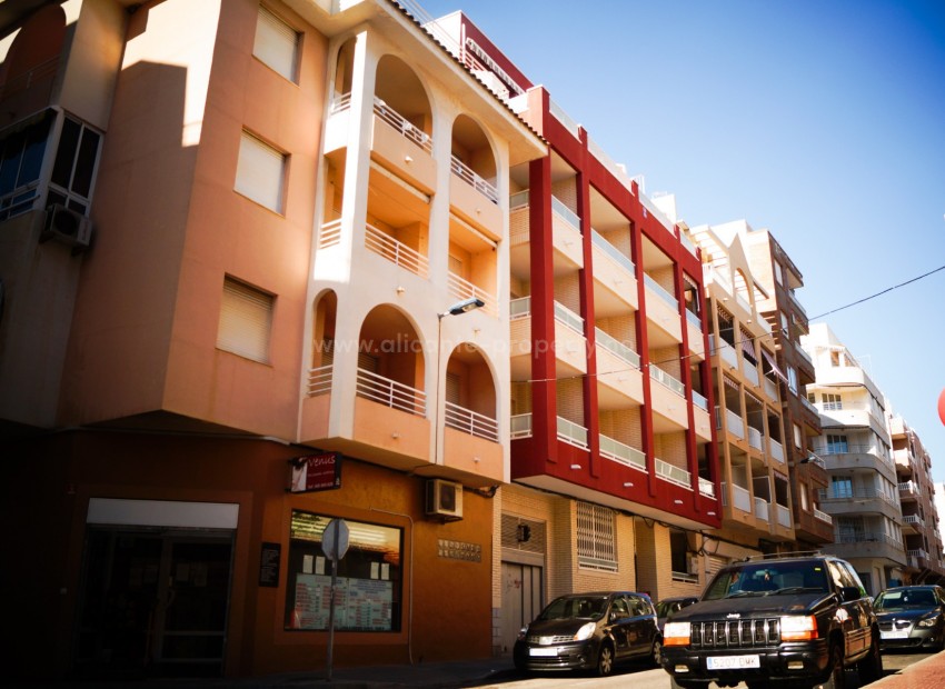 Cheap apartment in the center of Torrevieja a few meters from the beach, 1/2 bedroom, 1 bathroom, open kitchen, separated from the living room with an American bar.