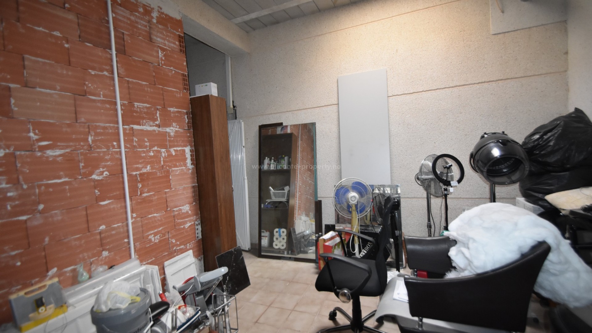 Commercial in Center