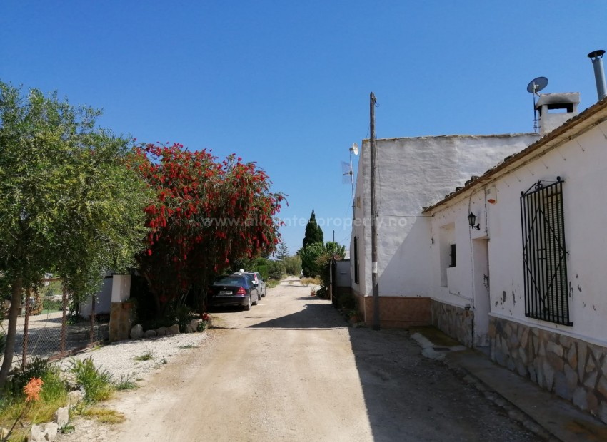 Country Property in Daya Nueva