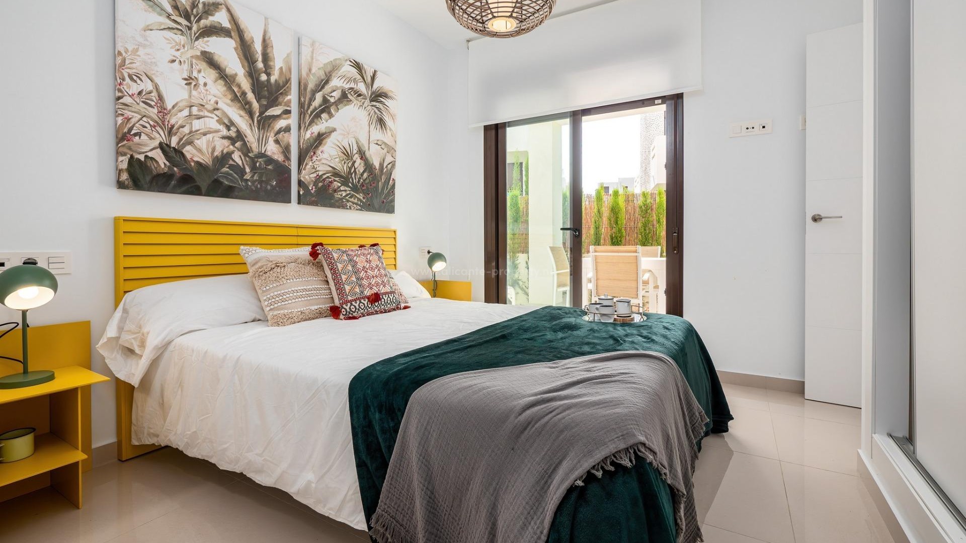 Different types of new bungalows, apartments and townhouses in La Finca Golf, 2 bedrooms and 2 bathrooms, vary with garden, terrace, solarium. Shared pool