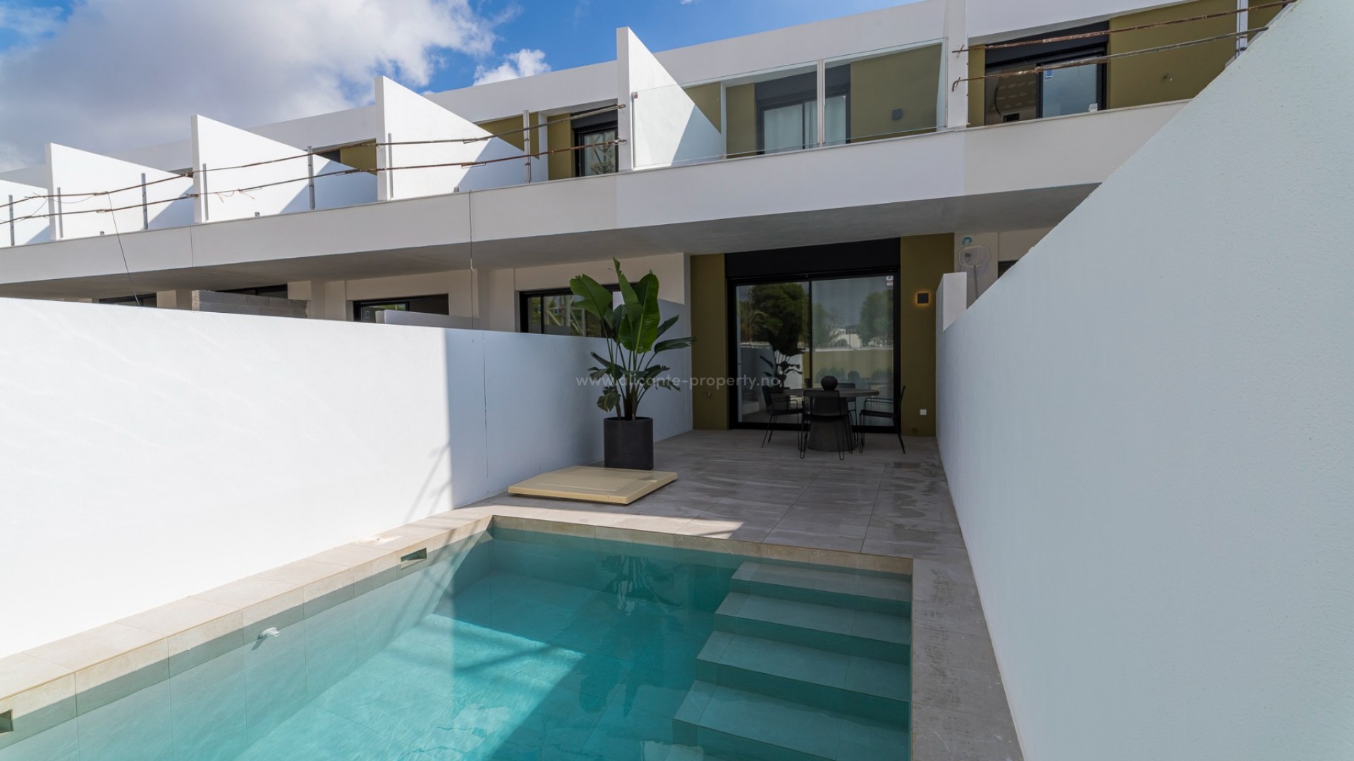 Eksklusive boligkomplekset med rekkehus i Pilar de La Horodada, Alicante, 2 eller 3 soverom med hage og stor terrasse. Ligger nær 5 golfbaner, 
