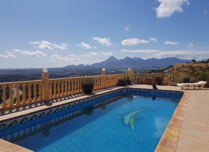 Equity release bolig/hus/villa i Altea, Alicante, 5 soverom, 4 bad, privat basseng, fantastisk utsikt, pris 689.000 euro, markedspris 1.150.000 euro,(40%).