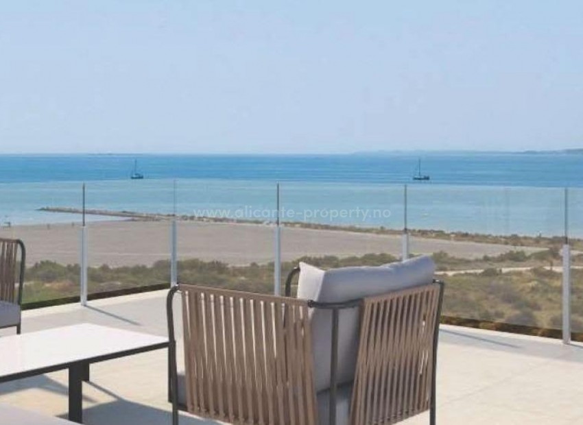 Exclusive apartments in Santa Pola, 2/3 bedrooms, 2 bathrooms, swimming pool with beach access, shared garden equipped with showers. Very close to the sea.