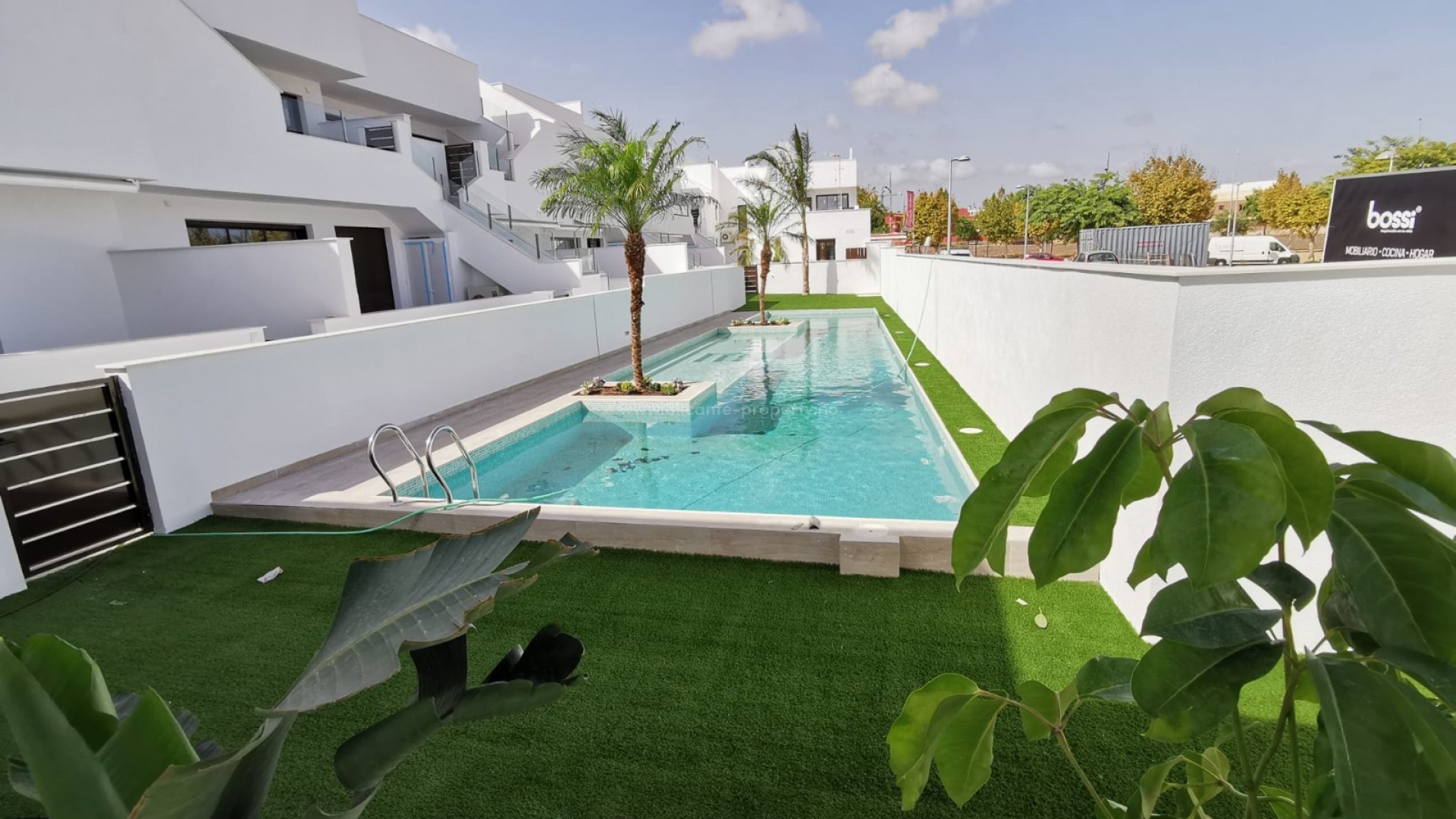 Exclusive residential complex of flats/apartments in Pilar de Horadada, 2/3 bedrooms, 2 bathrooms, large private solarium. Great shared pool