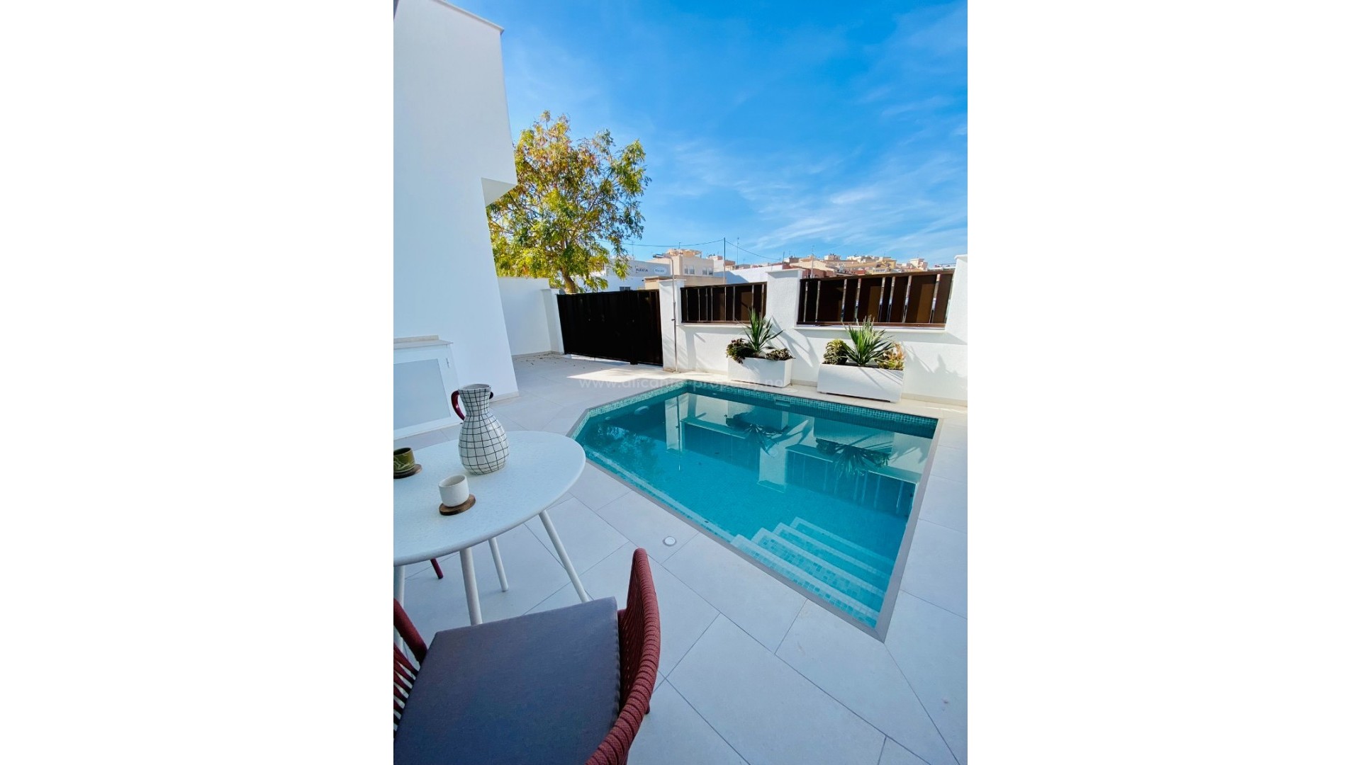 Exclusive residential complex of flats/apartments in Pilar de Horadada, 2/3 bedrooms, 2 bathrooms, large private solarium. Great shared pool