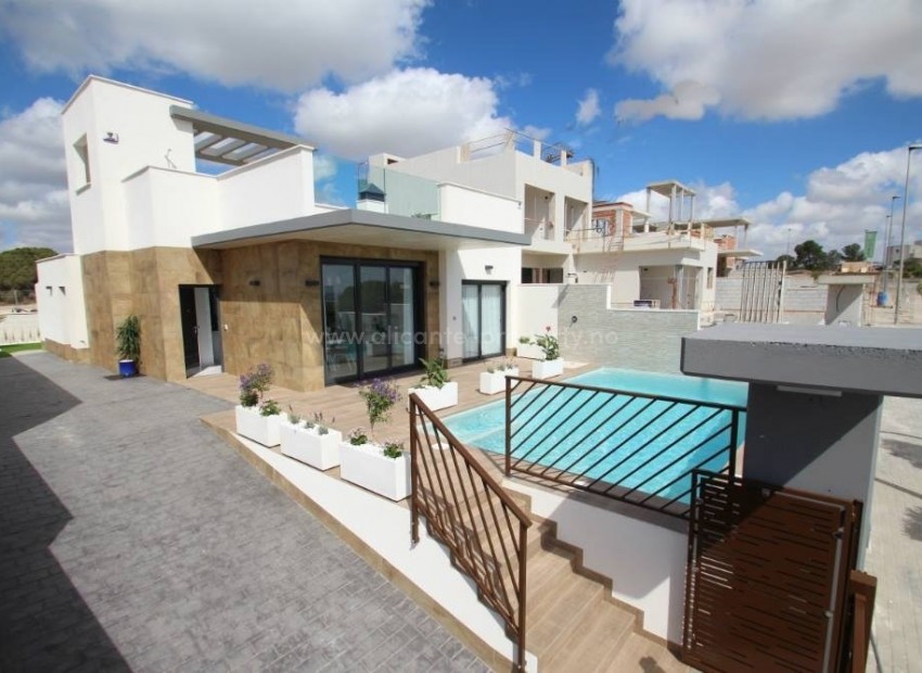 Exclusive villas/houses in San Miguel de Salinas, near Torrevieja, 3 bedrooms, 3 bathrooms, terrace and solarium, private garden with swimming pool and driveway