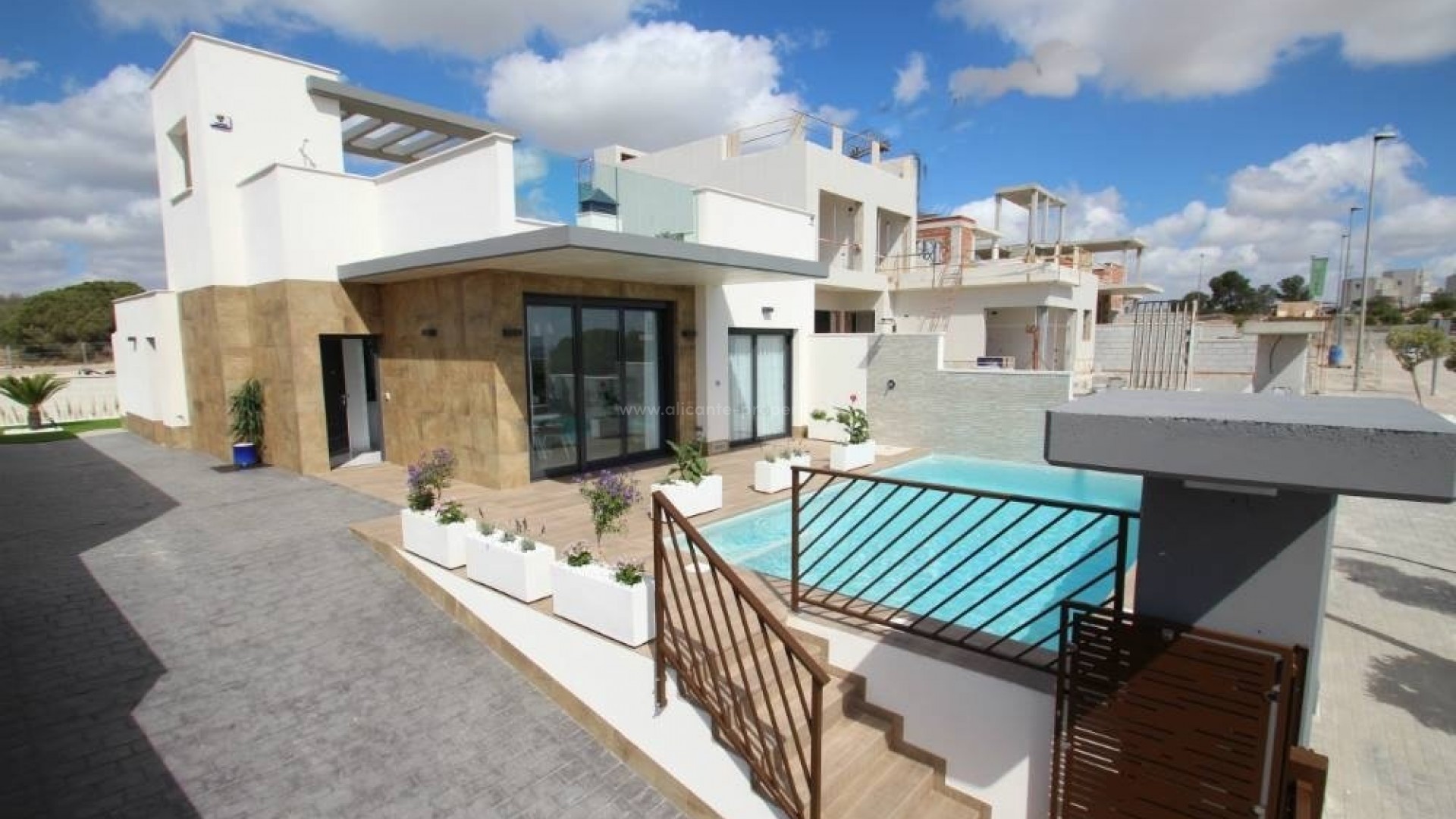 Exclusive villas/houses in San Miguel de Salinas, near Torrevieja, 3 bedrooms, 3 bathrooms, terrace and solarium, private garden with swimming pool and driveway