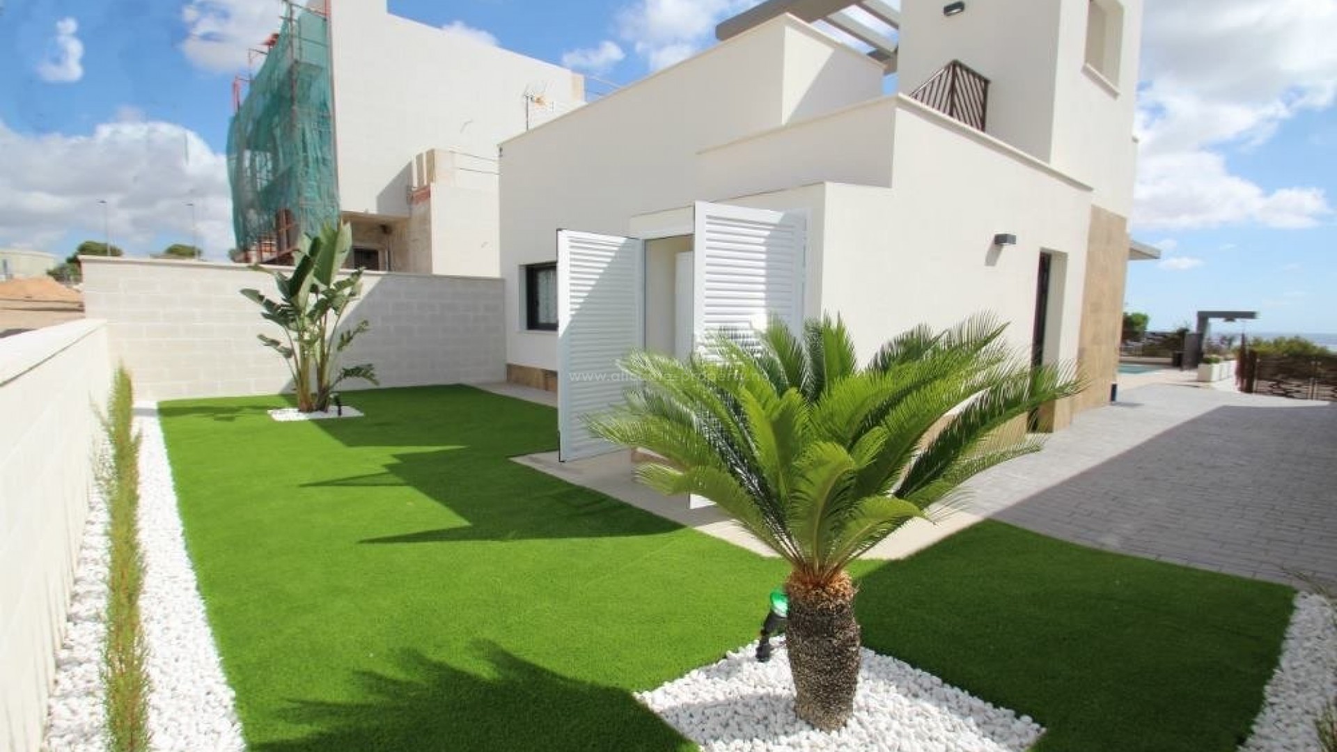 Exclusive villas/houses in San Miguel de Salinas, near Torrevieja, 3 bedrooms, 3 bathrooms, terrace and solarium, private garden with swimming pool and driveway