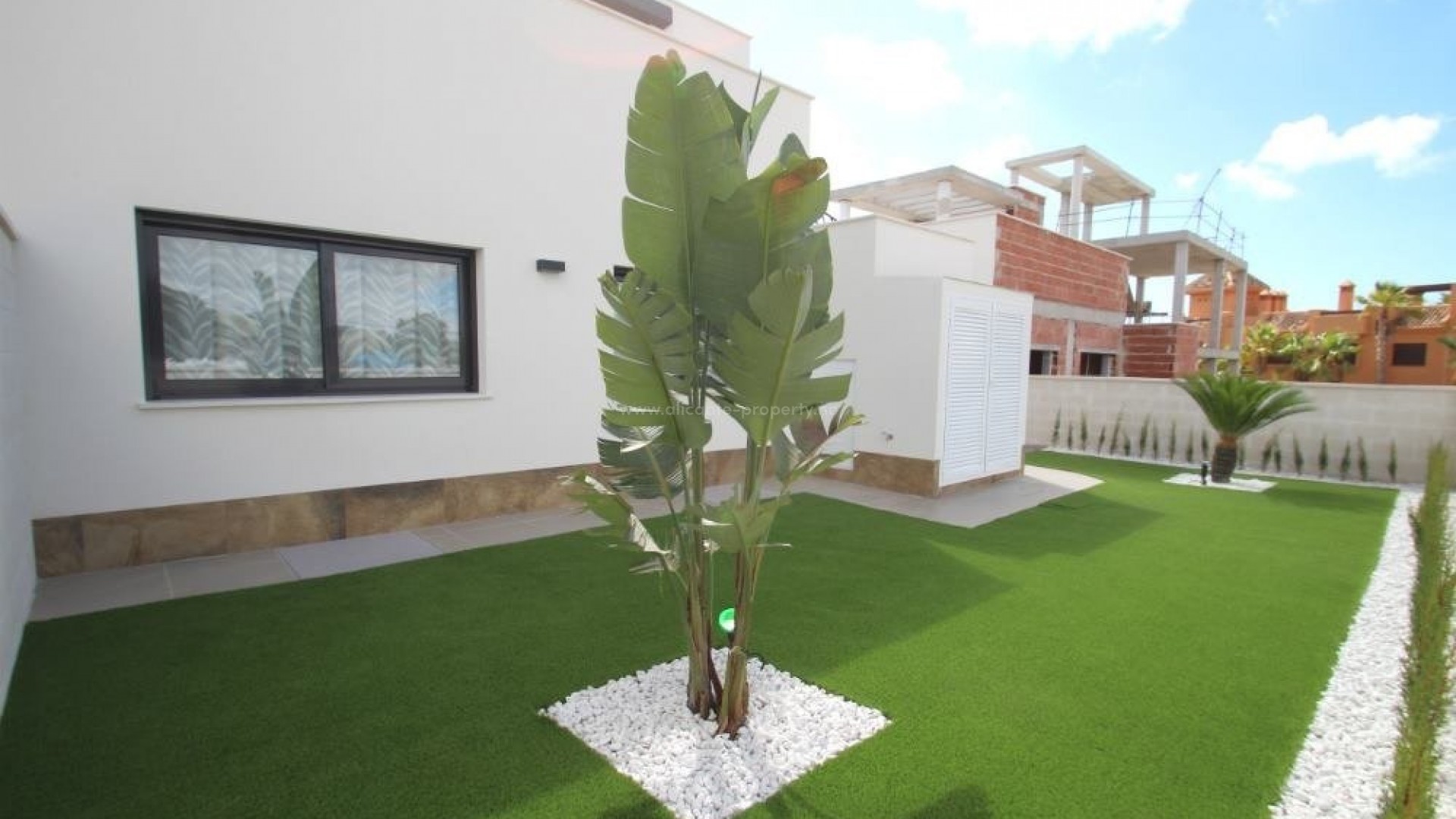 Exclusive villas/houses in San Miguel de Salinas, near Torrevieja, 3 bedrooms, 3 bathrooms, terrace and solarium, private garden with swimming pool and driveway